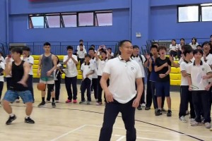 这身高开这小车太喜感了😂 文班亚马在超市开车购物！